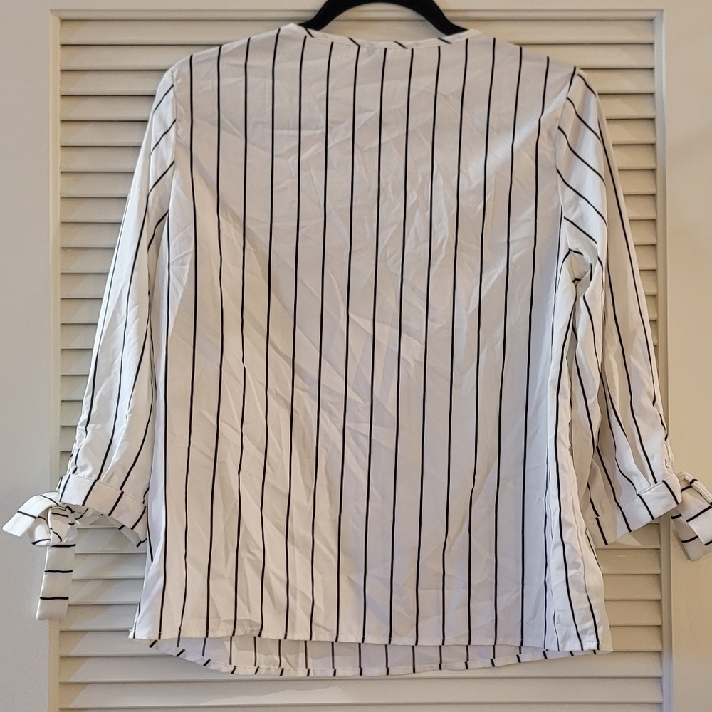 SHEIN - Black & White Striped Lightweight V-Neck Sleeves That Tie At The Bottom - Picture 2 of 3